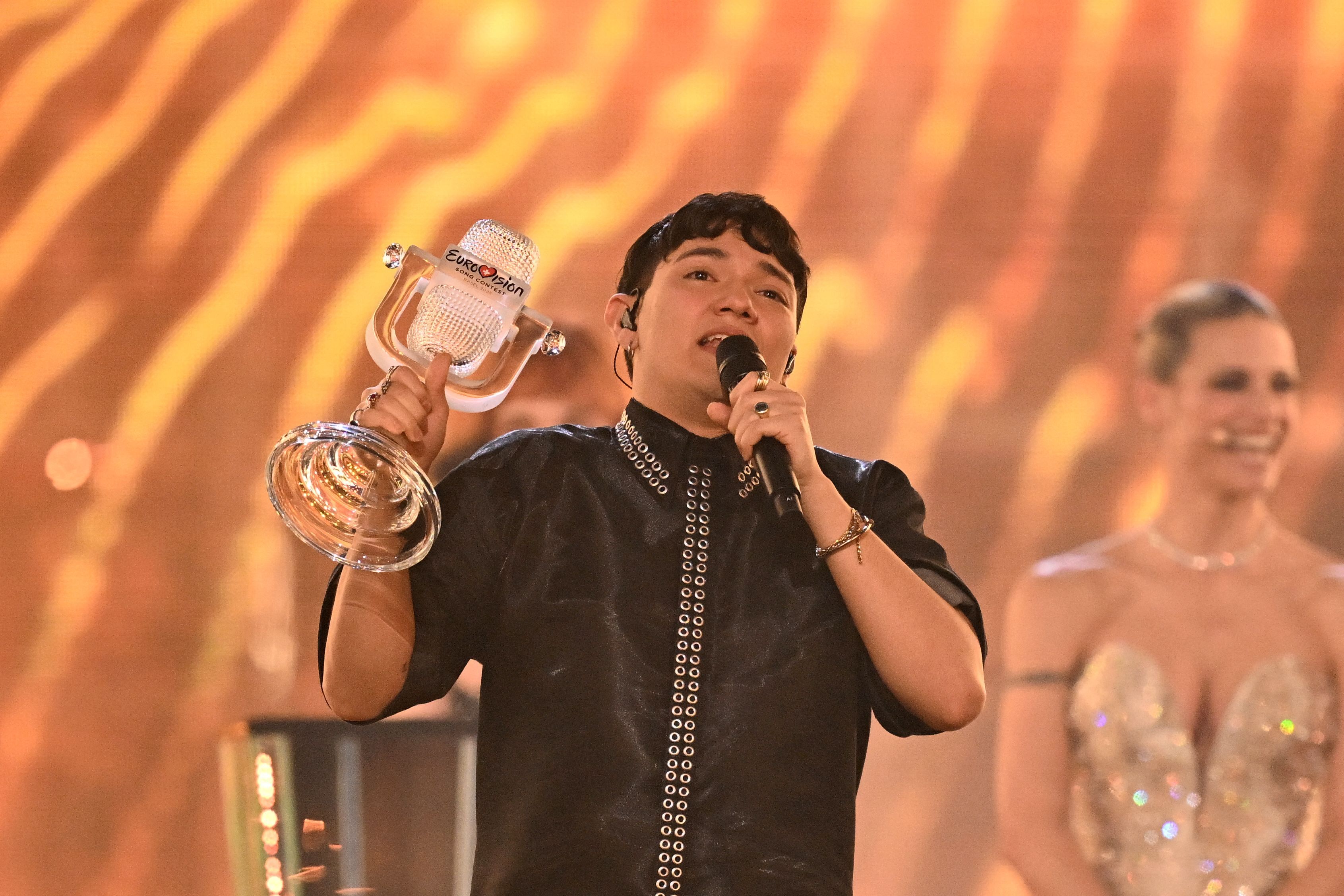 Johannes Pietsch, representante de Austria, con el galardón de Eurovisión