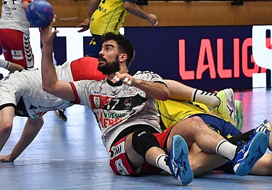 Carró busca desde el suelo un compañero al que pasar el balón.