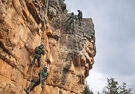 Trabajos para desmontar las vías de escalada ilegales en el Parque Natural de la Sierra de Guadarrama.