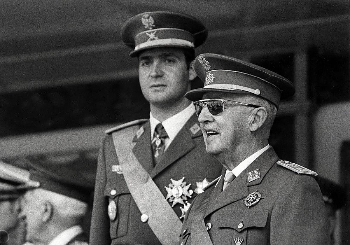 Francisco Franco, junto a un jovencísimo Juan Carlos I.