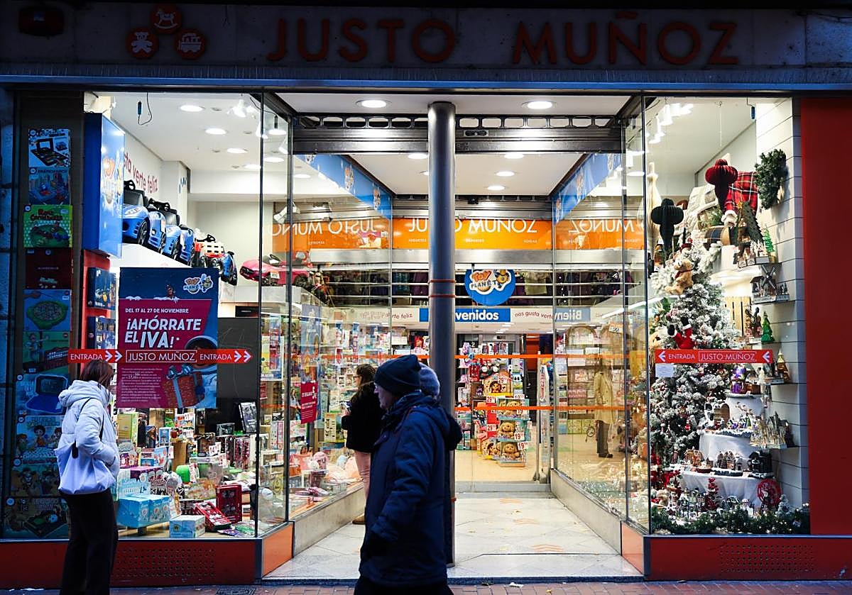 Escaparate de Justo Muñoz ya con decoración de Navidad.