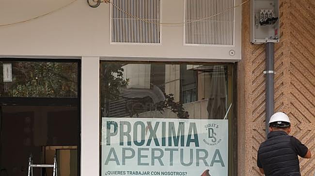 Un nuevo negocio está a punto de abrir sus puertas en el local de lo que fue la tienda de moda Sofía, entre el bar La Teja y la taberna japonesa Wabi-Sabi, en la Plaza de Martí y Monsó. ¿De qué se trata?