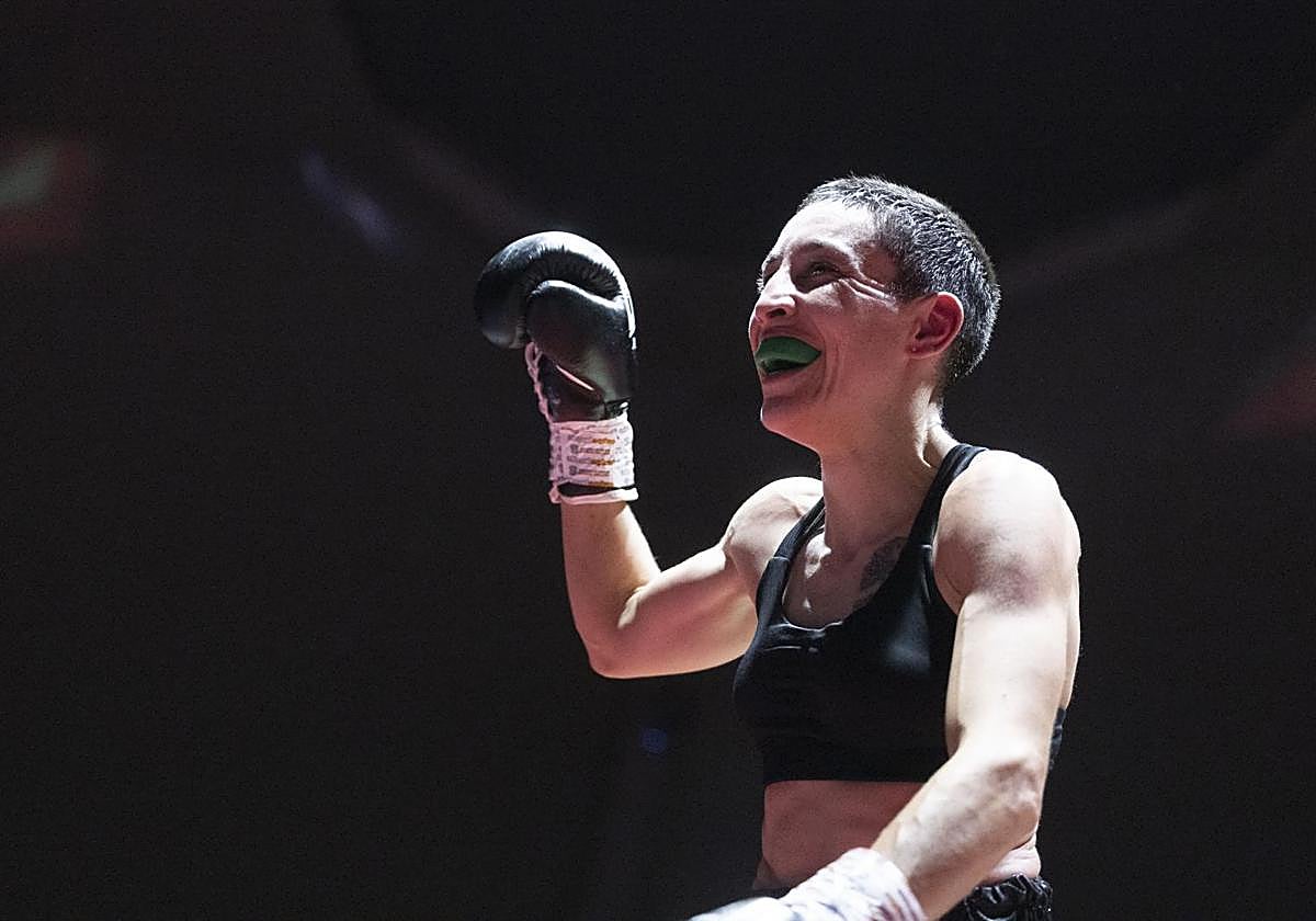Isa Rivero, el viernes por la noche tras ganar el combate por el título mundial de boxeo en el peso átomo