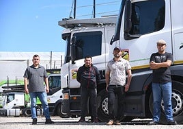 Un grupo de conductores extranjeros que han validado su carné para trabajar en España.