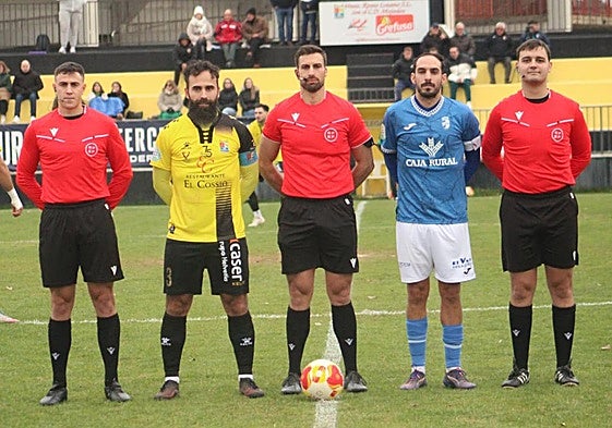 Los capitanes posan con el trío arbitral antes del comienzo del partido.