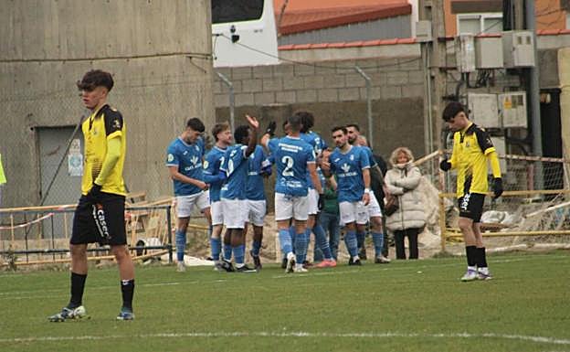 Los jugadores del Villaralbo, al fondo, celebran uno de los goles.