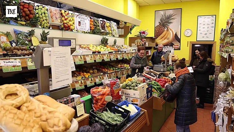 El matrimonio de Puente Duero que dice adiós a su frutería de Valladolid 52 años después