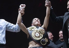 Isa Rivero celebra el título de campeona del mundo en peso átomo