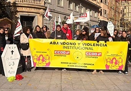 Concentración de educadoras infantiles en la plaza de Zorrilla.