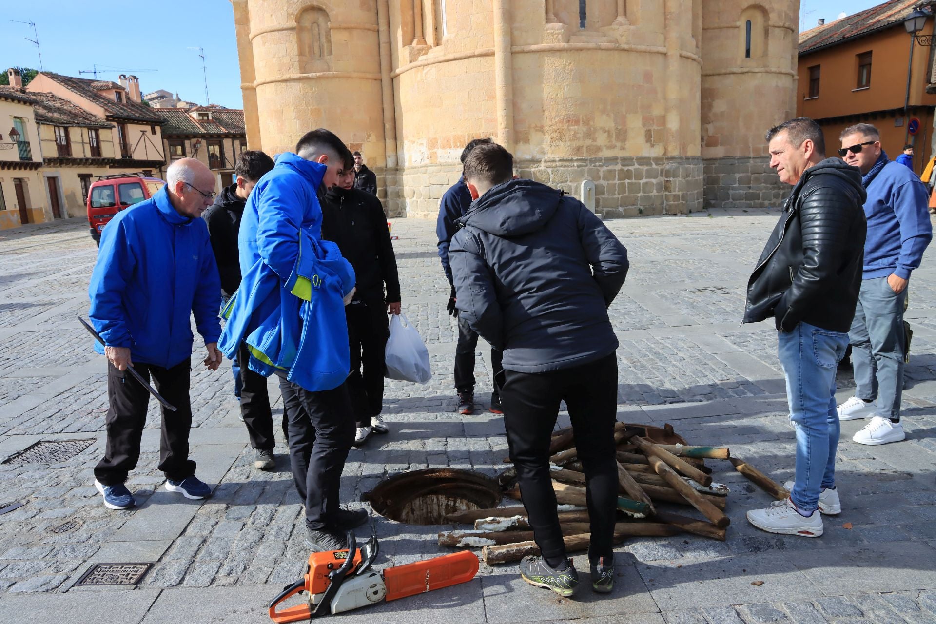 Así ha llegado el pino navideño de San Lorenzo