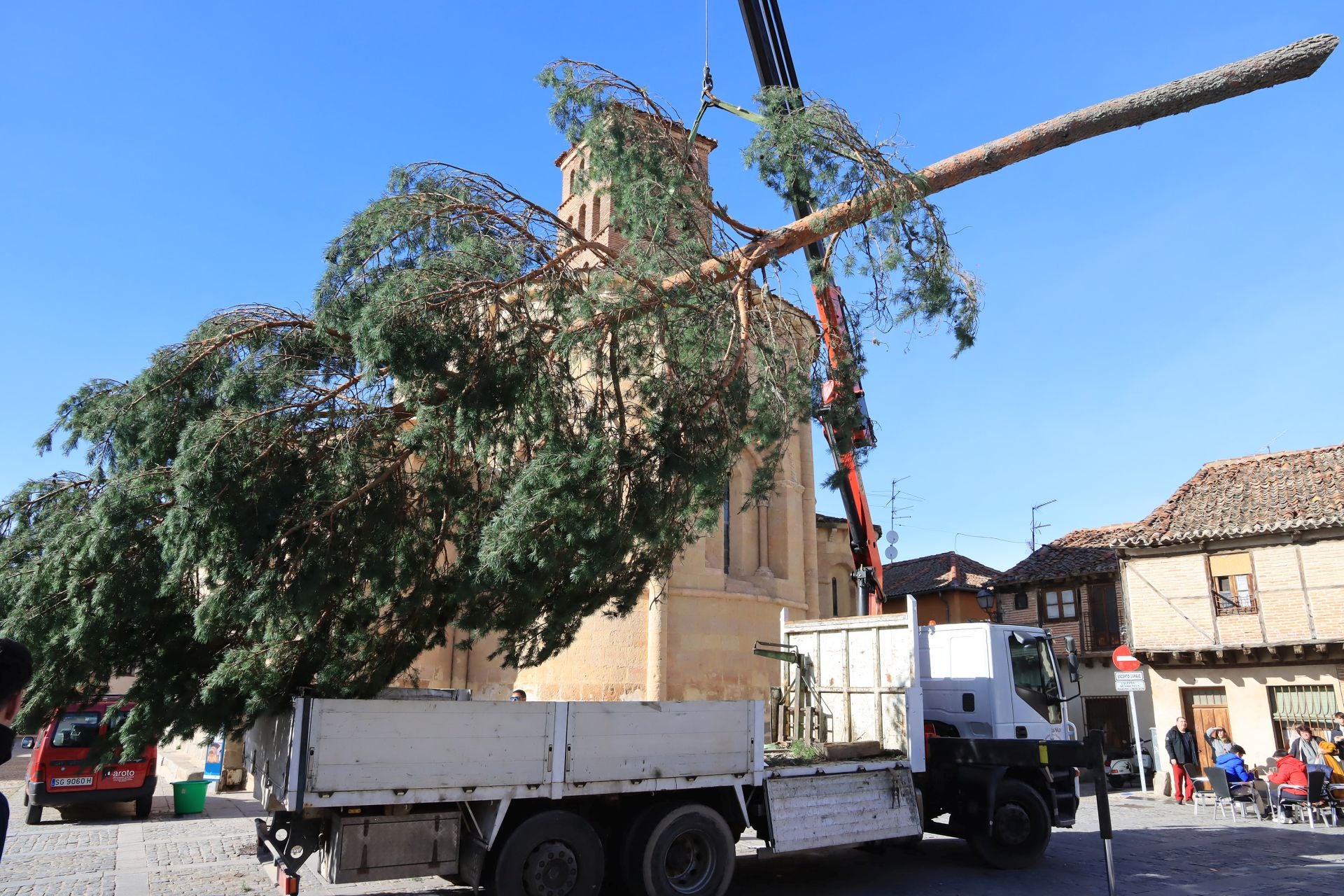 Así ha llegado el pino navideño de San Lorenzo