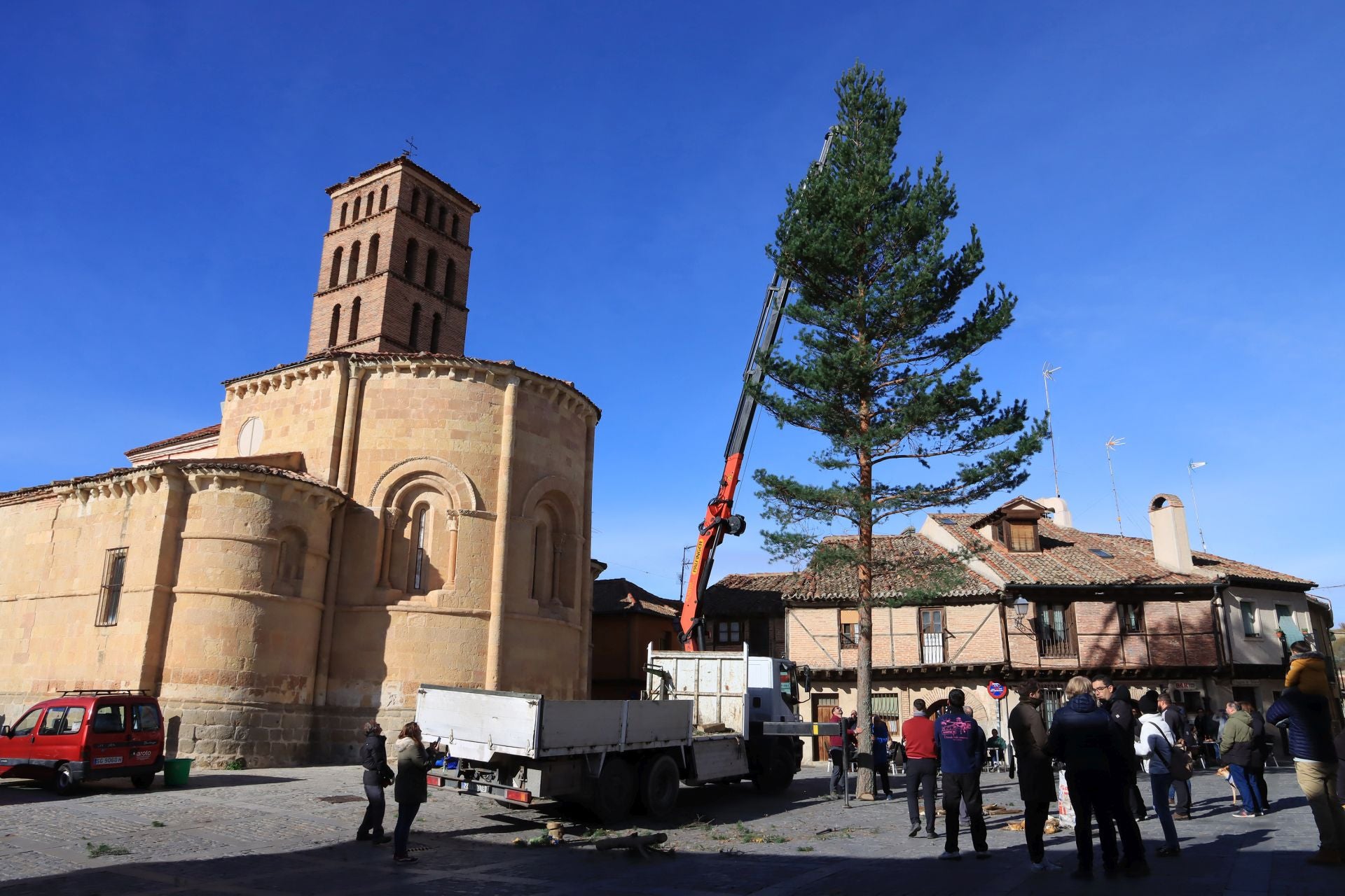 Así ha llegado el pino navideño de San Lorenzo
