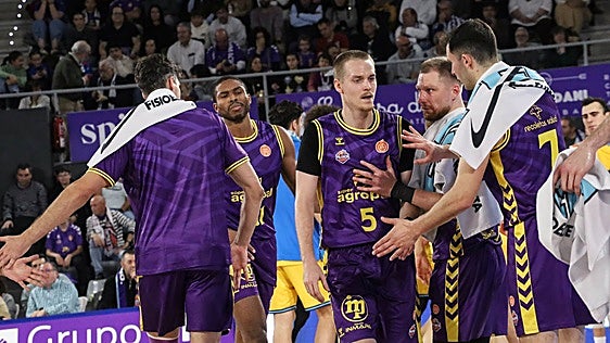 Los jugadores del Súper Agropal Palencia celebran la victoria ante el Estudiantes, este sábado en el Pabellón.