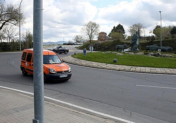 Tráfico de vehículos en la rotonda del Pastor de Segovia, donde ha tenido lugar el accidente.