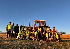 Los participantes en la plantación se hicieron una foto de recuerdo