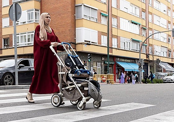 Una mujer, en Delicias, cruza por un paso de peatones con un carrito la pasada primavera.