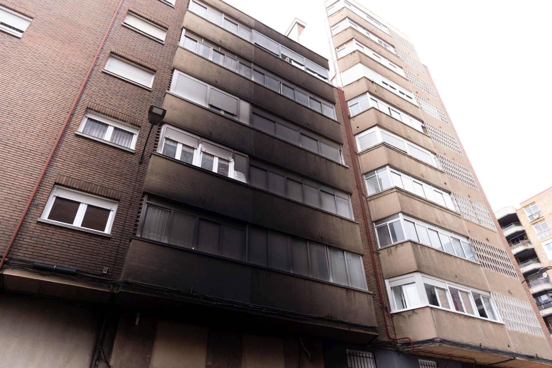 Las imágenes de una intensa noche de incendios en el barrio del Hospital