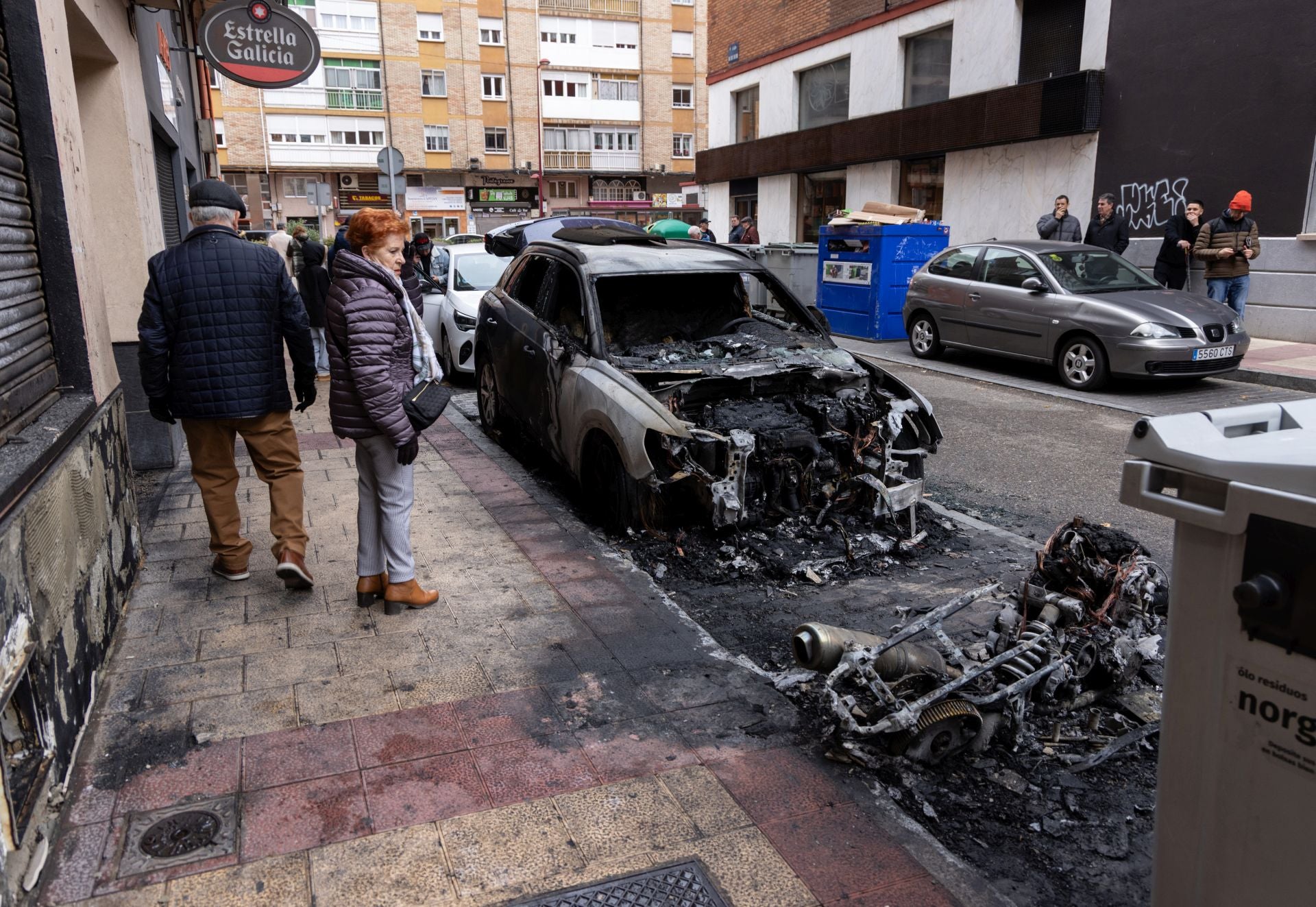 Las imágenes de una intensa noche de incendios en el barrio del Hospital