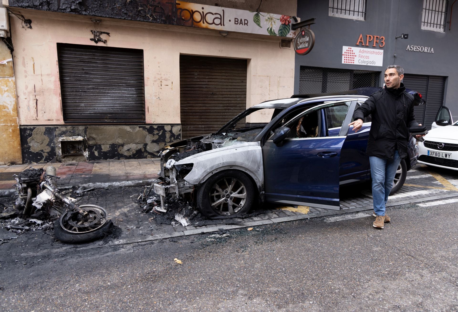 Las imágenes de una intensa noche de incendios en el barrio del Hospital