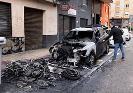 El propietario del Audi Q3 calcinado llega a su coche quemado en Doctor Esquerdo.