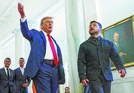 El presidente de Estados Unidos, Donald Trump (d), camina junto al presidente de Ucrania, Volodomír Zelenski, en agosto en la Casa Blanca.