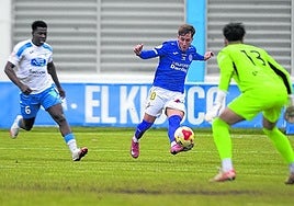 Javi Rubio intenta un centro.