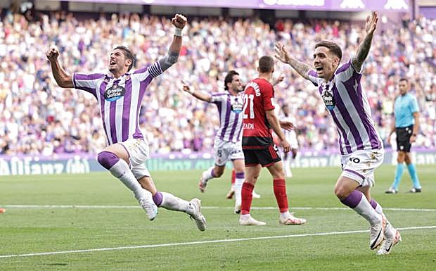 Escudero y Johny celebran un gol ante el MIrandés en 2023.