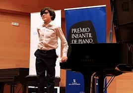 Gael Chamorro, ganador del primer premio en la categoría juvenil, junto al piano en el Conservatorio de Música de Segovia