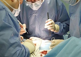Intervención quirúrgica en el Hospital Clínico de Valladolid, en una imagen de archivo.