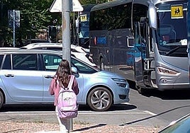 Una estudiante se dirige a un autobús escolar en Segovia en una imagen de archivo.