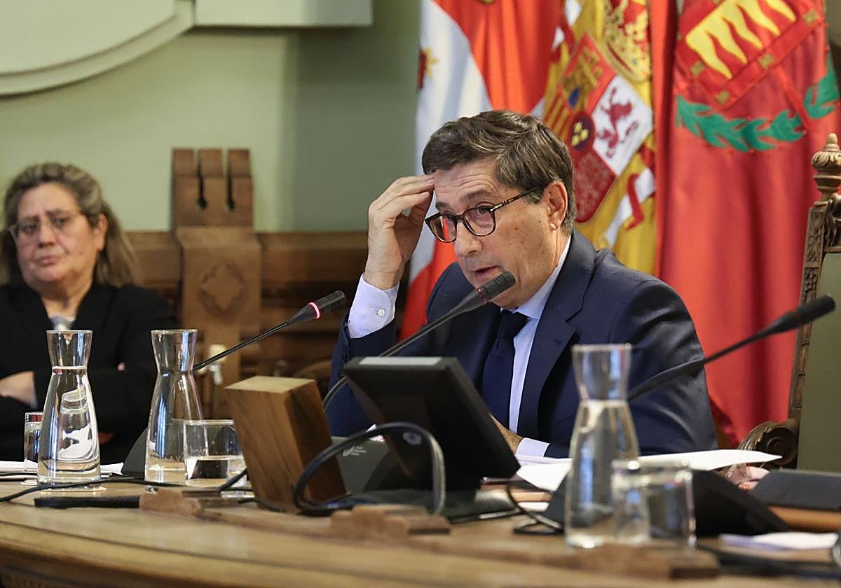 El secretario general del Ayuntamiento, Jesús Mozo Amo, ofrece sus explicaciones durante el pleno.