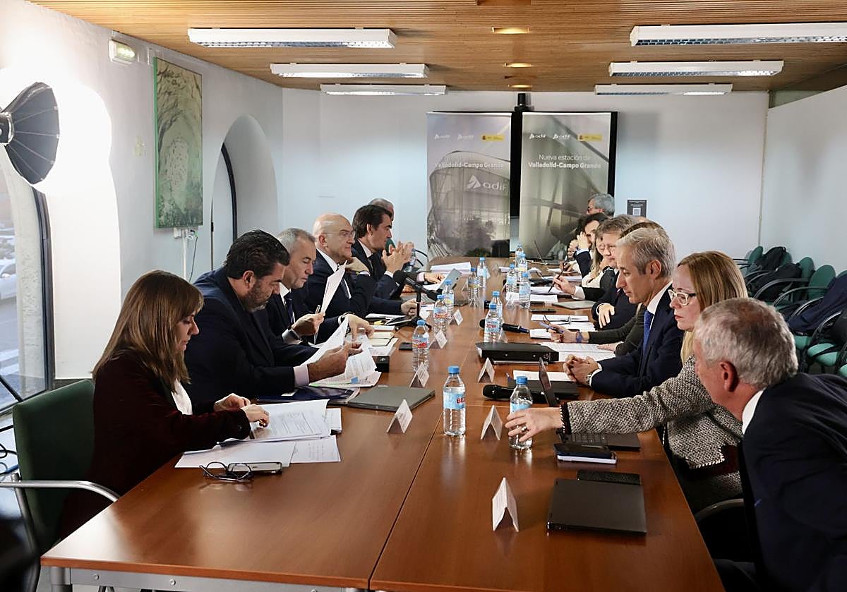 Mesa de la sociedad Valladolid Alta Velocidad en la estación de trenes.