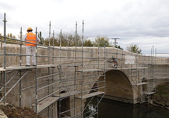 Obras en el puente de Becerril sobre el Canal de Castilla, en una imagen de este mes.