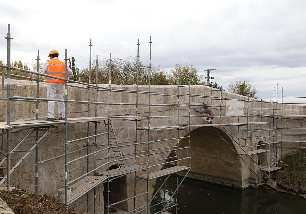 Obras en el puente de Becerril sobre el Canal de Castilla, en una imagen de este mes.