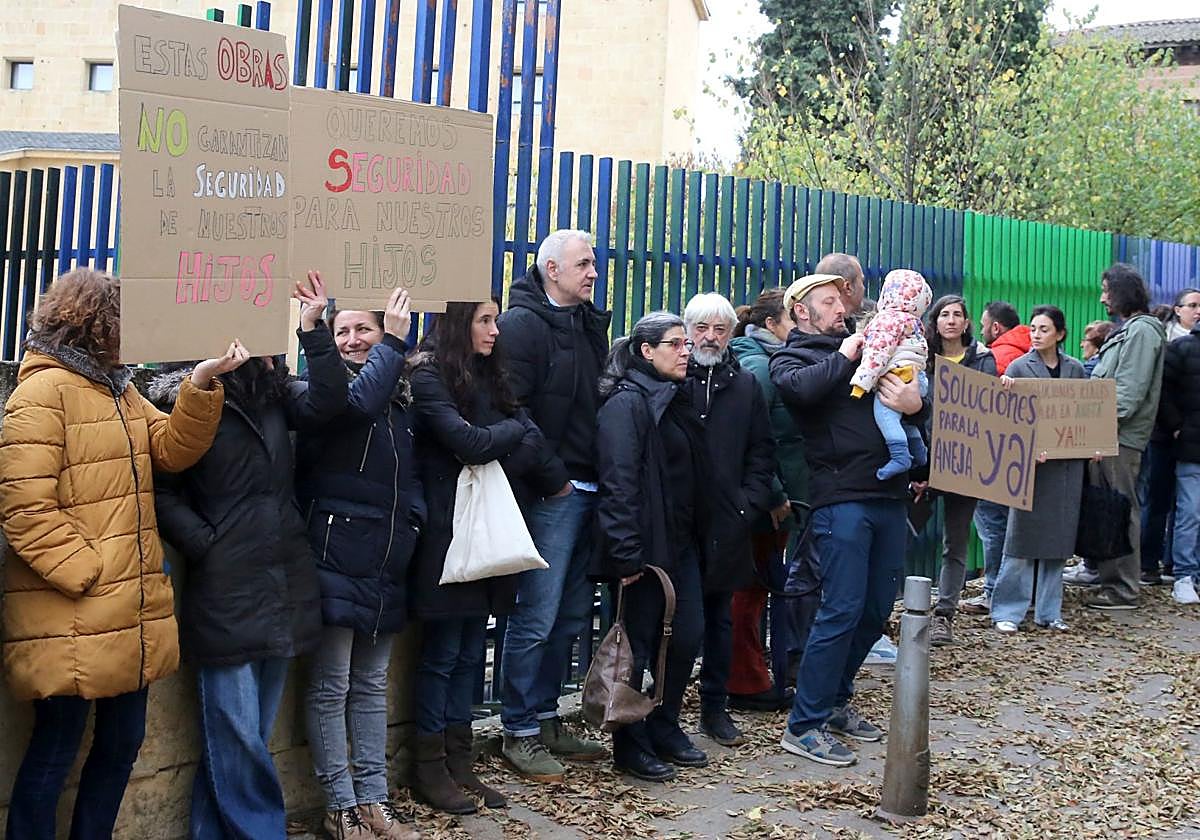 Protesta de los padres de La Aneja