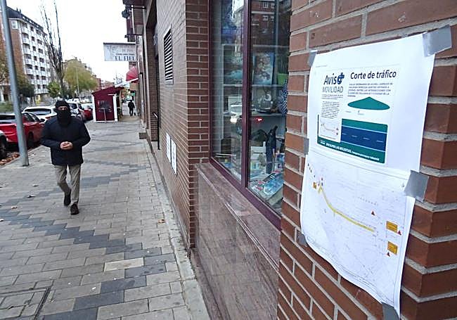 Carteles que anuncian el corte de Hernando de Acuña del lado de los números pares.