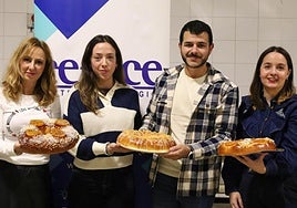 Asunción Alonso, del Cetece, a la izquierda, posa con el roscón del segundo premio y con el segoviano Carlos Merino y la tercera clasificada, Inés Hernández, a la derecha.