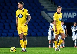 Marcos André y Lachuer, cabizbajos tras el gol donostiarra.