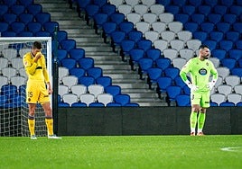 Tomeo y Guilherme, cariacontecidos tras encajar el gol en Anoeta.