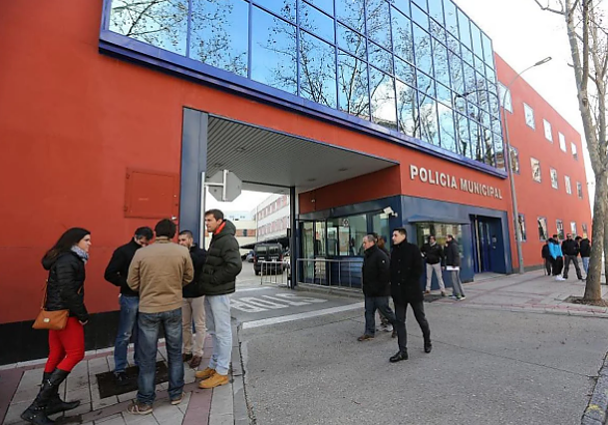 Aspirantes a policía local, en un descanso de examen anterior celebrado en la comandancia de la Policia Municipal de Valladolid.