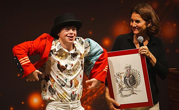 Roscón y su madre, Samantha Vallejo Nágera, subastando una caricatura.