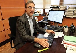 Pedro Pastor, jefe provincial de Tráfico, en su despacho.