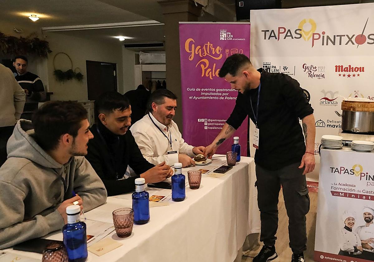 Los hosteleros se disponen a probar una de las creaciones de la jornada, este lunes en el Hotel Rey Sancho.