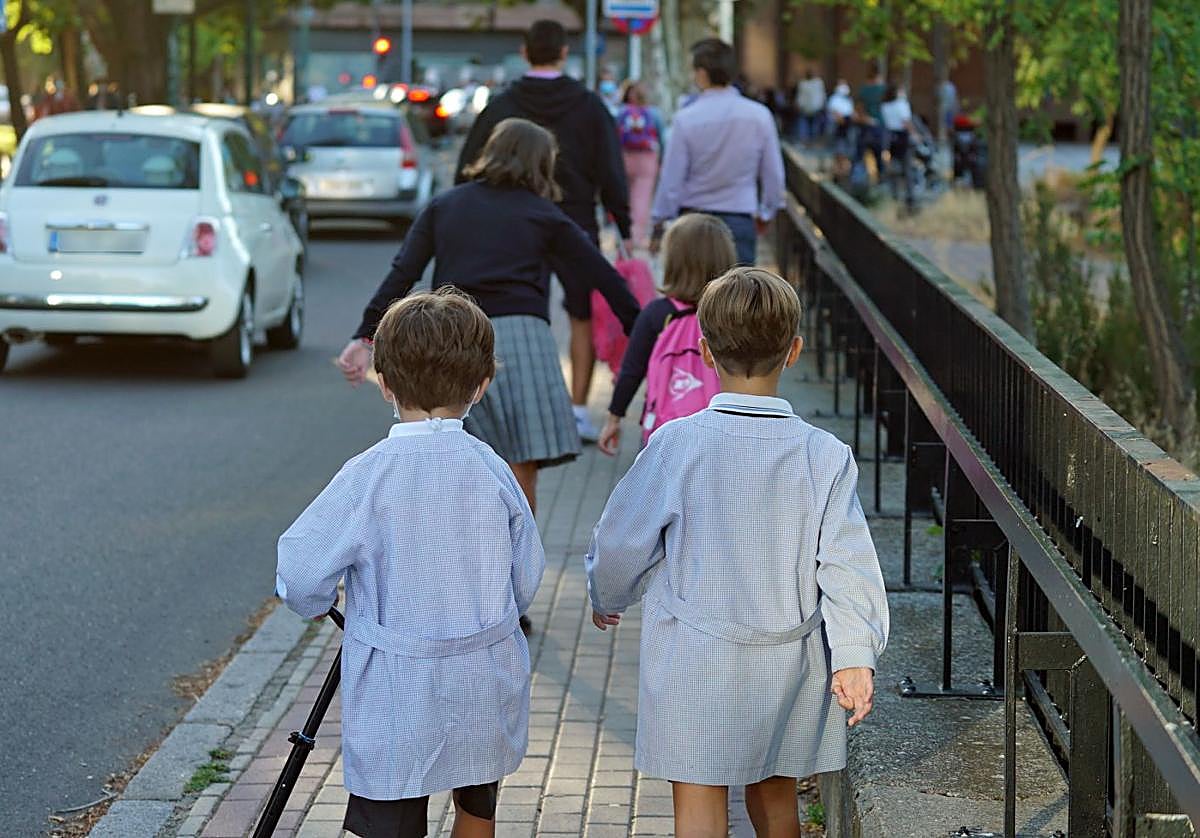 Niños van al colegio en Valladolid en una imagen de archivo.