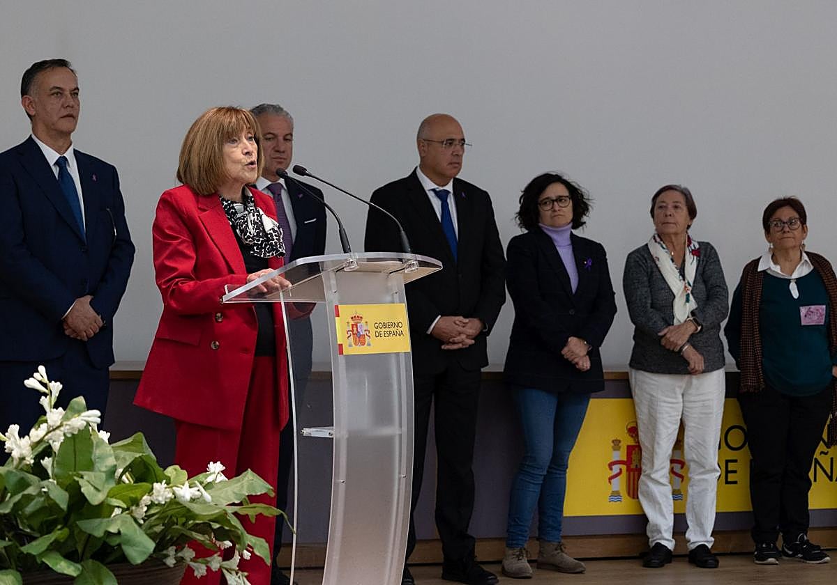 Rosa Gil lee el manifiesto del 25-N en la Delegación del Gobierno.