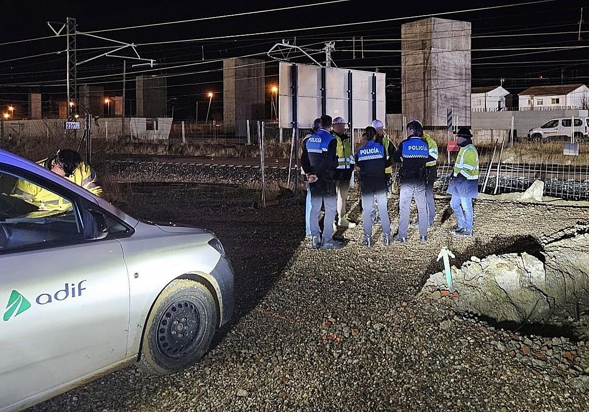 Agentes de la Policía Local, en las obras del Ave.