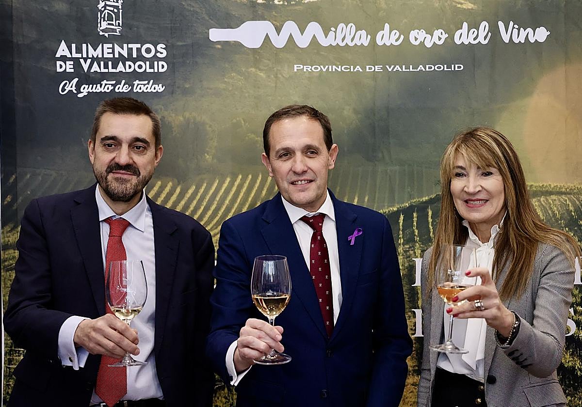 El presidente de la Diputación, Conrado Íscar (centro), este martes durante la presentación de la Milla de Oro del vino en Madrid.