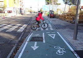 Un ciclista cruza la calzada por el nuevo carril bici del ampliado puente de la Tía Juliana que une Pajarillos y Pilarica.