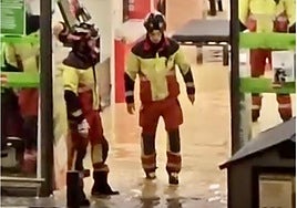 Los bomberos, en el Centro Comercial Arambol.