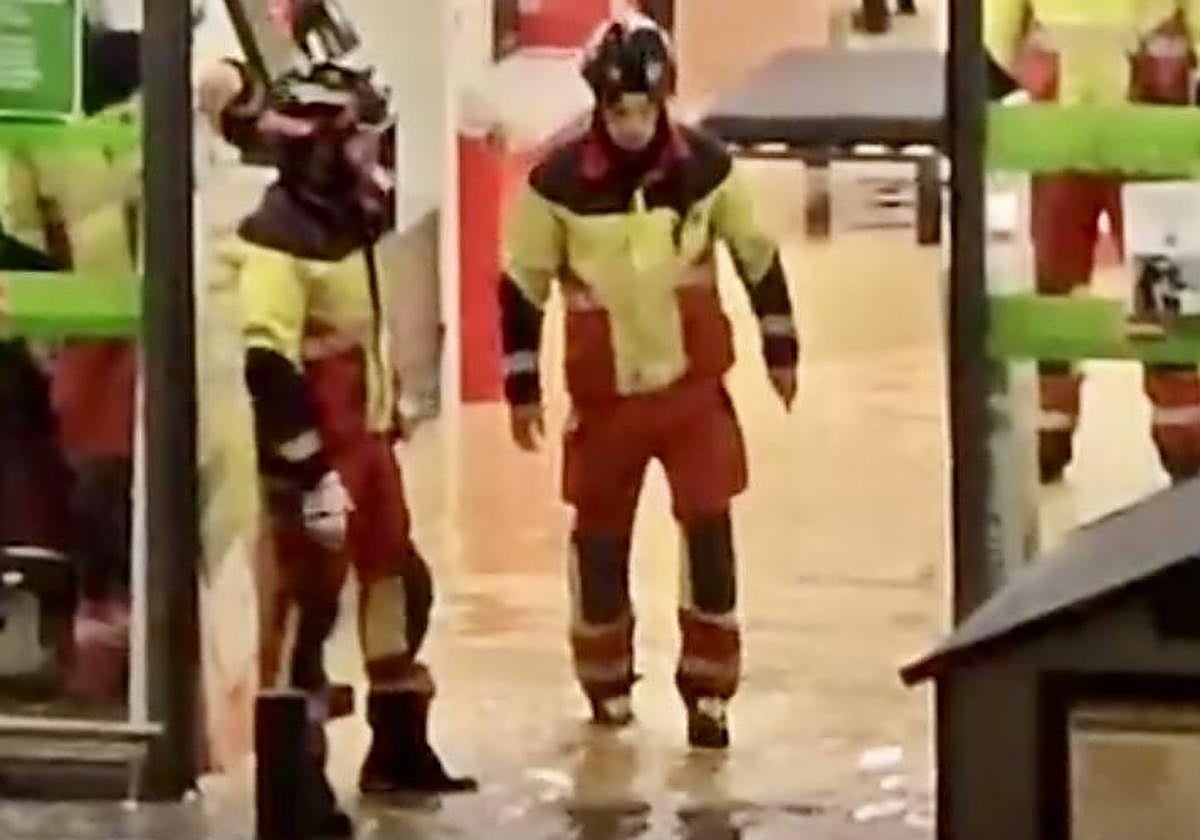 Los bomberos, en el Centro Comercial Arambol.